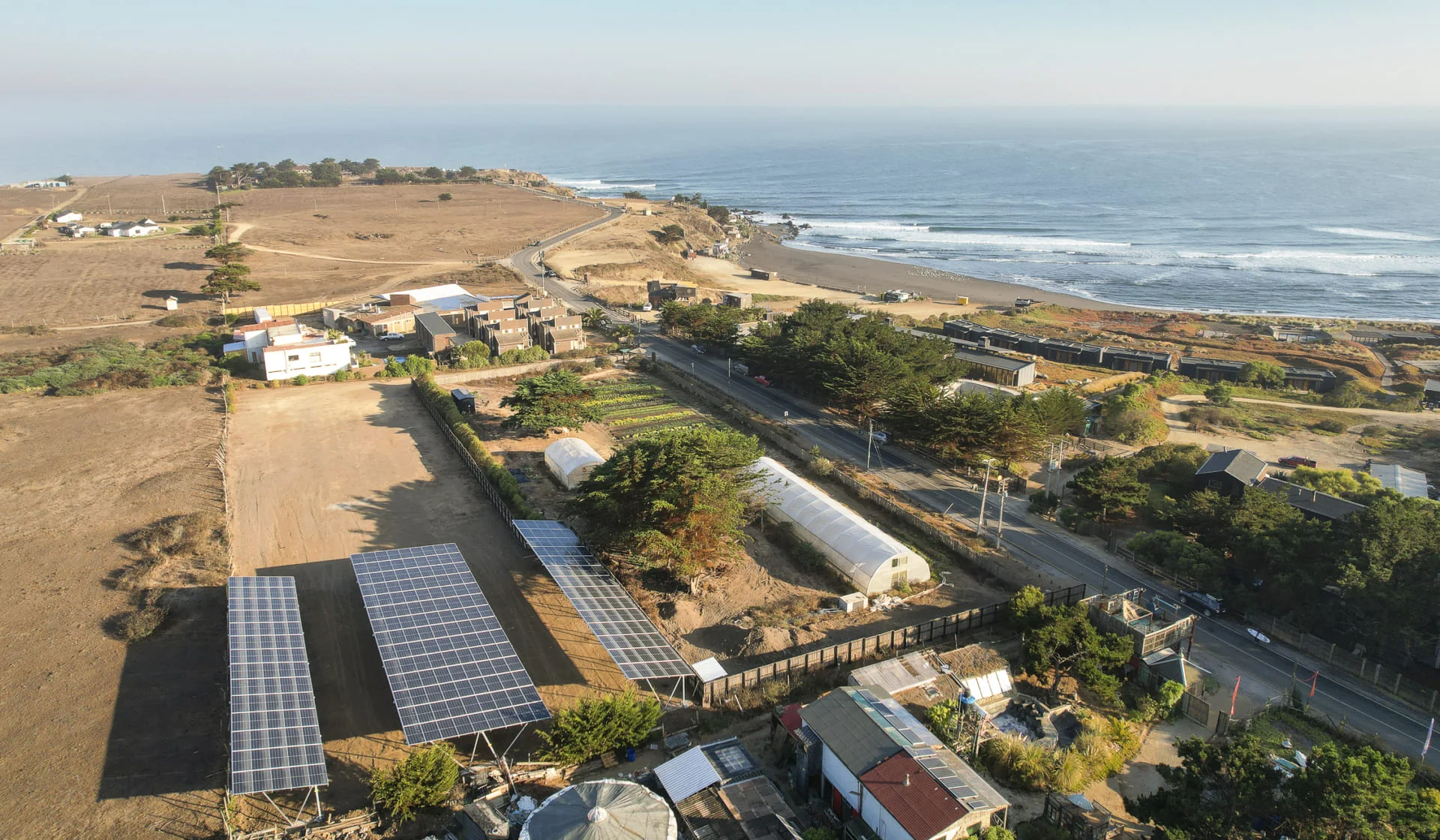 Fotografía aérea con vista a Punta de Lobos y el sistema solar de Patagonia y Fundación Punta de Lobos, por Oscar Fredes