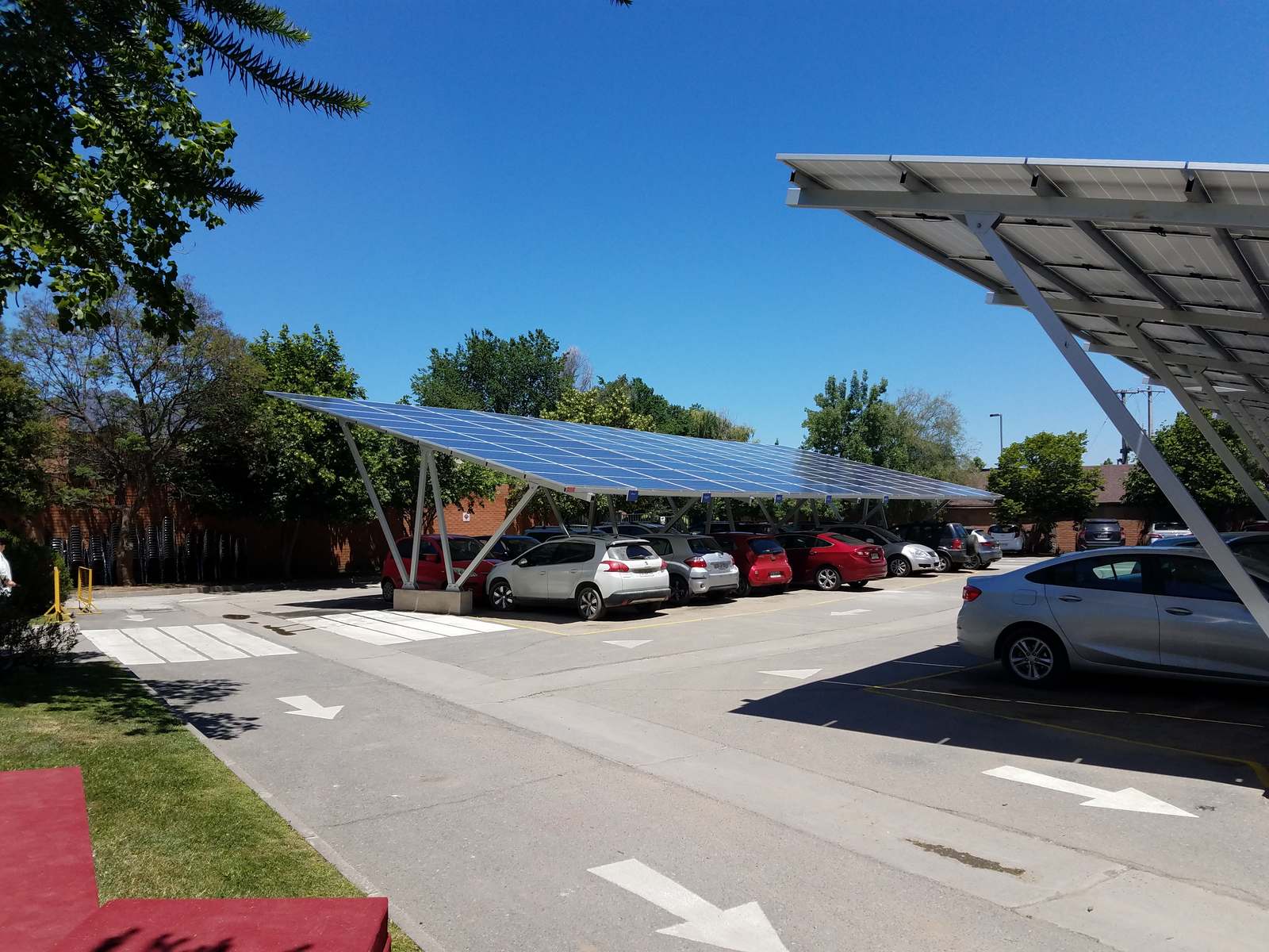 Estacionamiento solar del Colegio Coya en Machalí, con paneles fotovoltaicos montados sobre las plazas de estacionamiento